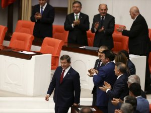 Davutoğlu TBMM'de AK Parti sıralarına oturdu