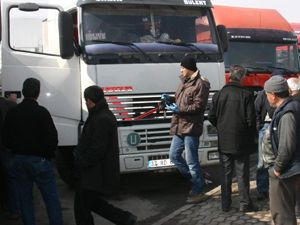 Isınmak için yaktıkları piknik tüpü 2 şöförü zehirledi