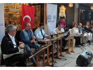 Tarihi Osmanlı Arastasında Yağmur Altında Şiir Ve Musiki Buluşması