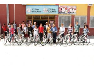 Silopi’de 400 Öğrenciye Bisiklet Dağıtıldı