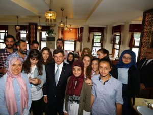 Başbakan Davutoğlu öğrencileri ağırladı