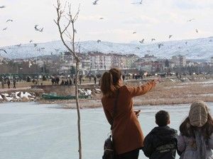 Beyşehir'lilerin buzlarla kaplı sahilde hafta sonu keyfi