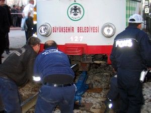 Tramvayın çarptığı kadın öldü