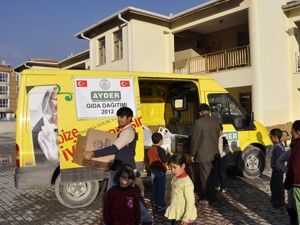 İHH-AYDERden depremzede ailelere gıda yardımı
