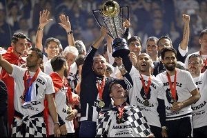 Şampiyon Beşiktaş kupasını kaldırdı