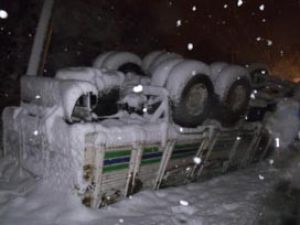 Sebze yüklü kamyon köprüden düştü: 1 yaralı