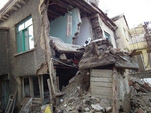 Akşehir'de yoğun yağışlardan dolayı bir ev çöktü
