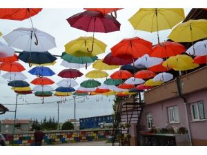 Kulu’da Engelli Çocuklar İçin Renkli Şemsiyeler Asıldı