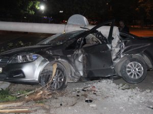 Otomobil Aydınlatma Direğine Çarptı: 1 Ölü, 1 Yaralı