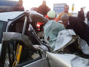 Otomobil kamyona arkadan çarptı:1 ölü, 2 yaralı