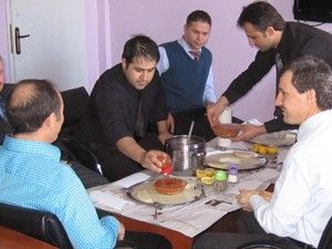 Çeltikliler kışın keyfini arabaşı geceleriyle çıkarıyor
