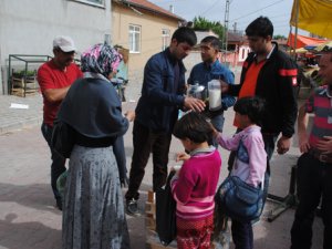 Sarayönü'nde vatandaşlara süt ikramı