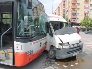 Belediye otobüsü kırmızıda geçti!