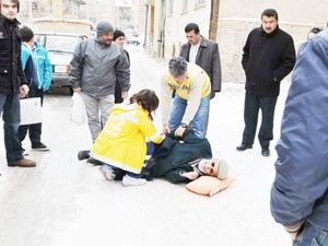 Buzda düşen yaşlı yaralandı