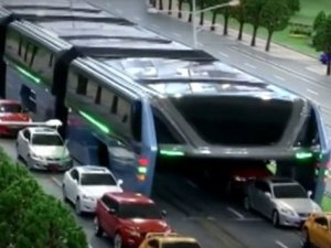 Çin 1200 yolcu taşıyan otobüs yaptı