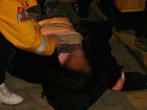 Kaldırıma sızan kadını çöpçüler buldu