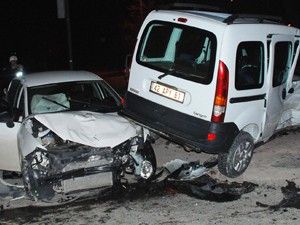 Kamyonet otomobilin üzerine çıktı