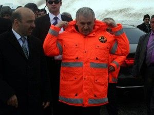 Bakan kar temizliği yaptı