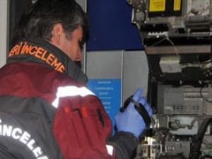 Kartı için bankamatiği parçaladı