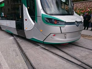 Tramvay yine raydan çıktı!
