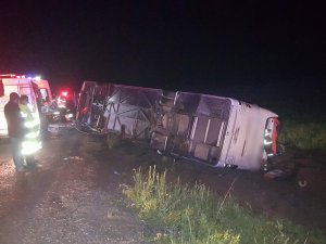 Yolcu Otobüsü Devrildi: 3 Ölü,30 Yaralı