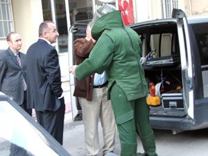 Şüpheli çanta fünyeyle patlatıldı