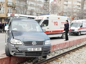 Dolmuşa arkadan çarpan kamyonet tramvay yoluna çıktı