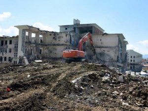 Yüksekova'da yıkım ağır hasarlı liseden başladı