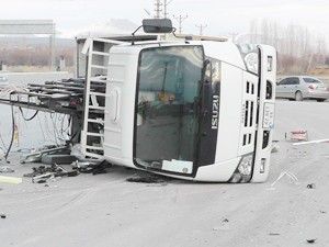 Kazalar durmuyor: 2si ağır 10 yaralı