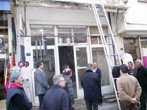 Akşehirde tarihi işyerinin çatısı çöktü