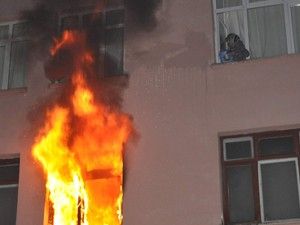 Yangını kepçeyle su dökerek söndürmeye çalıştı