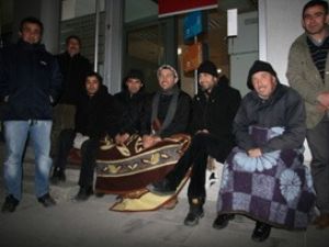 Ev sahibi olmak için 3 gün nöbet tuttular
