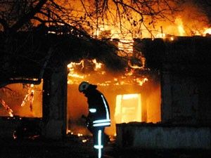 Koruma altındaki mahallede ev yangını
