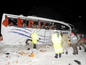 Yolcu otobüsü buzlu yolda kontrolden çıktı