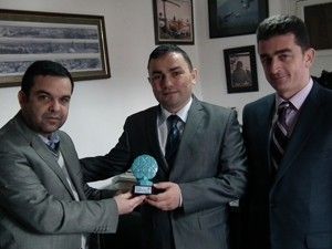 TYBden Çetin Oranlıya plaket