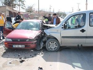 Ereğli'de ticari araçla otomobil çarpıştı: 4 yaralı