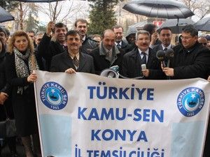 Maaş bordrolarının yakarak protesto ettiler