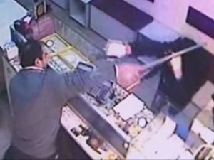 Soyguncuyu demir çubukla kovaladı