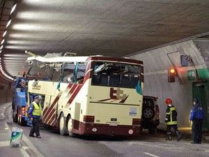 İsviçre'de otobüs kazası: 22'si çocuk 28 ölü