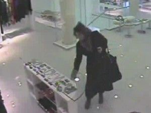 Çalışanın dalgınlığından böyle yararlandı