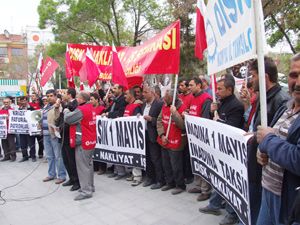 DİSK üyeleri Taksim’de ısrar ediyor