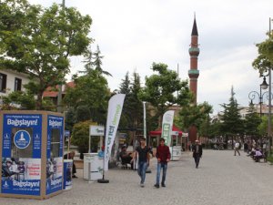 Yardım dernekleri Kayalıpark’ta hayırseverlerin bağışlarını topluyor