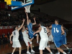 Selçuk zirveyi bırakmadı: 73-65