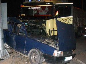Kamyon otomobille çarpıştı: 7 yaralı