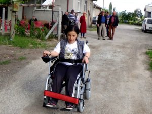 Engelli kişiye akülü araç desteği