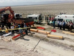 Tır İle Minibüs Çarpıştı: 10 Ölü, 4 Yaralı