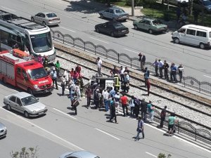 Tramvay yoluna otomobil uçtu