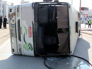 İşçileri taşıyan otobüs ile vinç çarpıştı: 12 yaralı