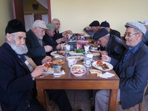 Yaşlılar kültürümüzün köprüsüdür