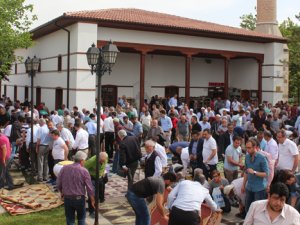 Hacı Veyis Camii bahçesi yazın da dert, kışın da…